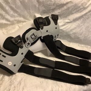 Right knee support stabilizer hinged brace